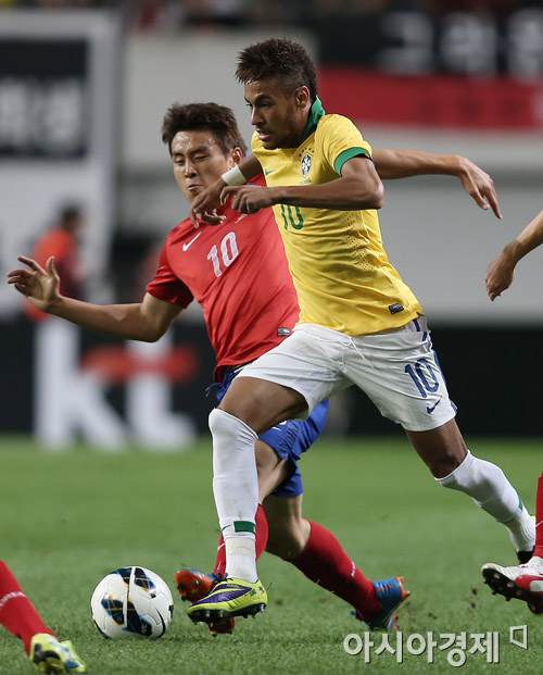 구자철(왼쪽)이 브라질과의 친선경기에서 네이마르의 드리블 돌파를 저지하고 있다. [사진=정재훈 기자]