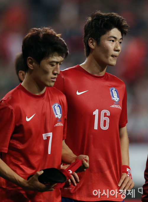 축구대표팀 미드필더 이청용(왼쪽)과 기성용[사진=아시아경제 DB]