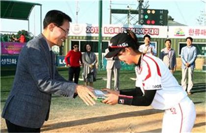 ▲LG전자가 공식 후원하는 ‘제 2회 LG배 한국여자야구대회’ 올스타전이 12일 전북 익산에서 열렸다. 남상건 LG전자 경영지원부문장 부사장이 이날 '최우수 선수(MVP)'로 뽑힌「LG 디오스팀」이미란 선수(서울 떳다볼)에게 시상하고 있다.