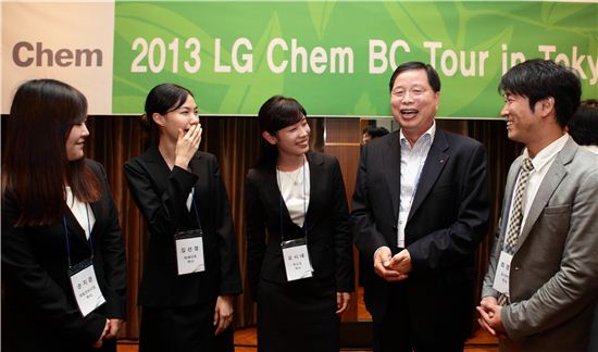 박진수 LG화학 대표(사진 오른쪽에서 두번째)가 지난 11일 일본 도쿄에서 열린 해외 인재 채용 행사에서 참석자들과 대화를 나누고 있는 모습. 