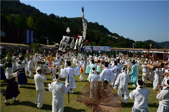 뿌리축제 행사기간 중 열린 대전시 중구 유천동의 버드내보싸움놀이 재현 모습.