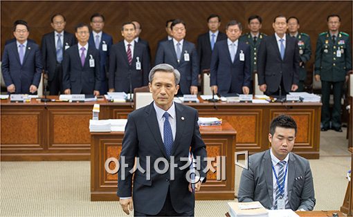 [포토]굳은 표정의 김관진 국방장관