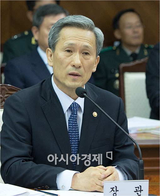 [포토]답변하는 김관진 국방장관