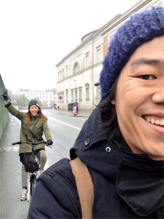 이효리, 신혼여행 사진 공개 "자전거 타고 신났다" 