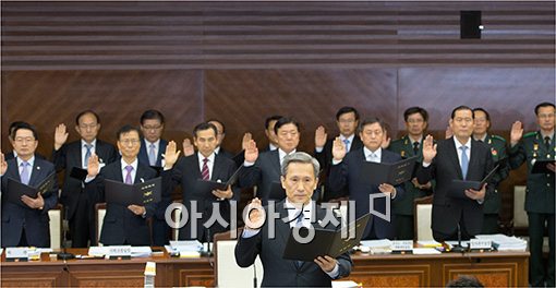 [포토]증인선서하는 김관진 장관