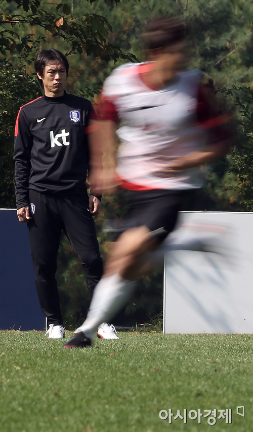 [포토] 훈련 지켜보는 홍명보 감독