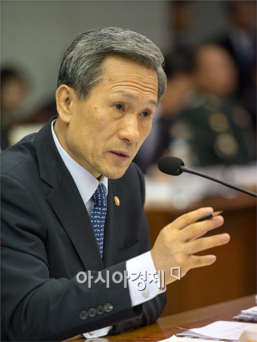 [포토]답변하는 김관진 장관