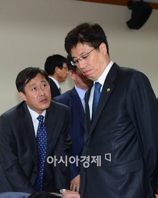 [포토]오전 감사 끝낸 이영찬 차관, 씁쓸한 표정만 