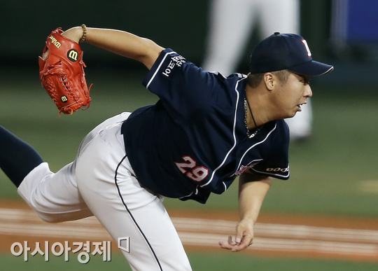 [포토] 유희관 '두산의 가을야구, 계속 되어야 한다'