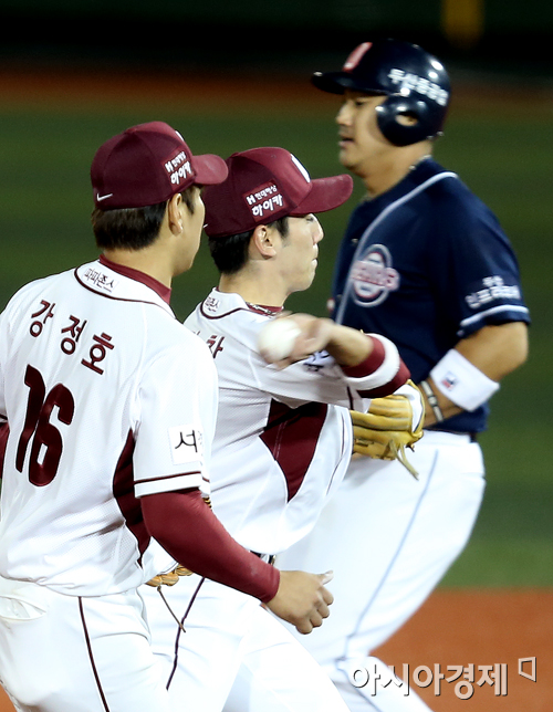 [포토] 서건창 '홍성흔 잡고 이원석까지!'
