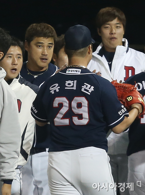 [포토] 두산 동료들마저 놀래킨 유희관의 삼진 행진