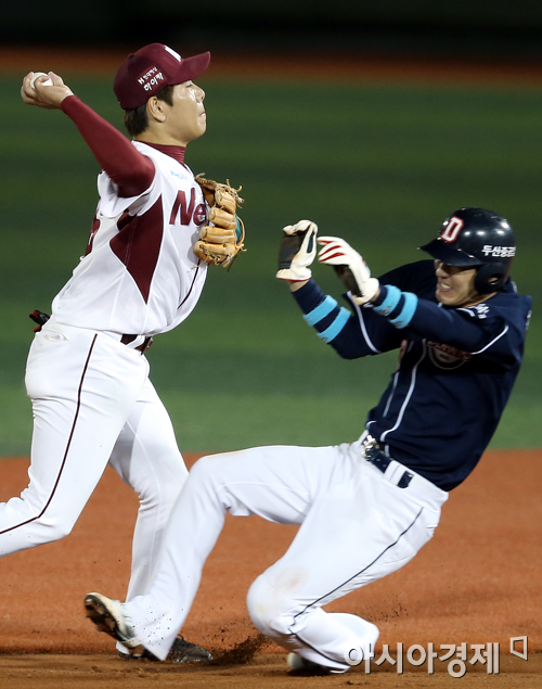 [포토] 강정호 '김재호는 잡았고'