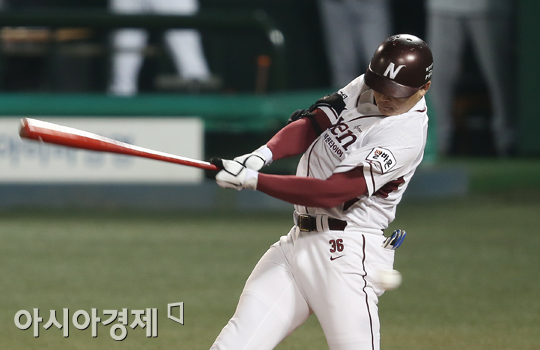 [포토] 헛스윙 삼진아웃 당하는 이성열