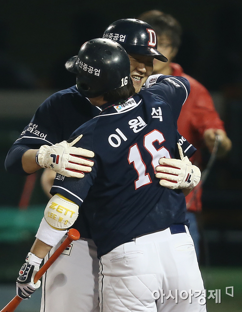 [포토] 오재일과 포옹 나누는 이원석