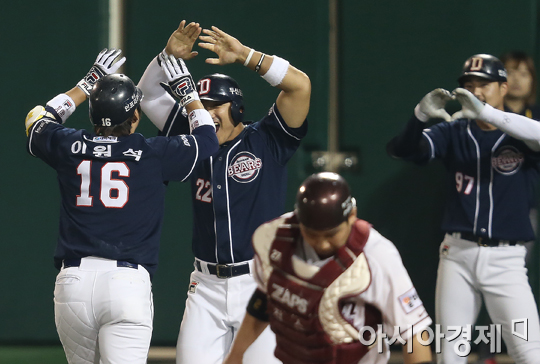 [포토] 이원석 3점 홈런, 교차하는 희비