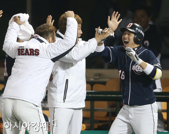 [포토] 3점홈런 이원석 '희관아 오늘 승리 따내라'