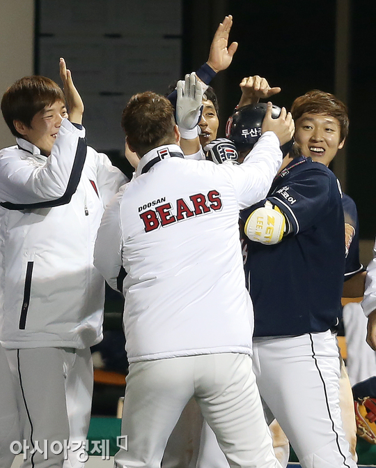 [포토] 유희관 '공 던지는 왼손, 타자 때리는 오른손'