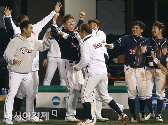 [포토] 두산, 이원석 3점포에 환호