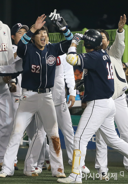 [포토] 이원석 반기는 김재호