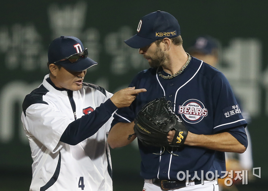[포토] 정명원 코치 '니퍼트 믿는다'