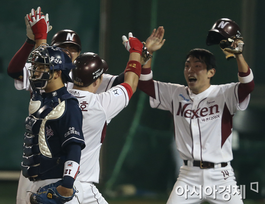 [포토] 넥센-두산 '뒤집힌 희비'