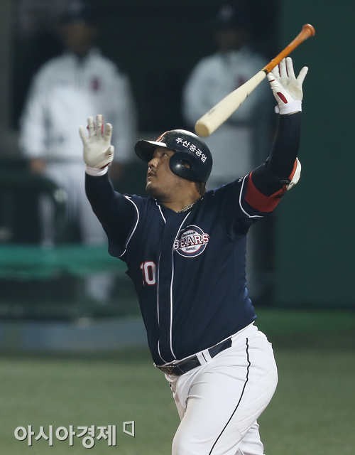 [포토] 연장 13회, 최준석이 넘겼다