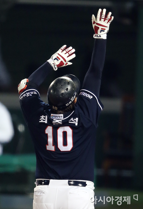 [포토] 최준석 '승리 손짓'