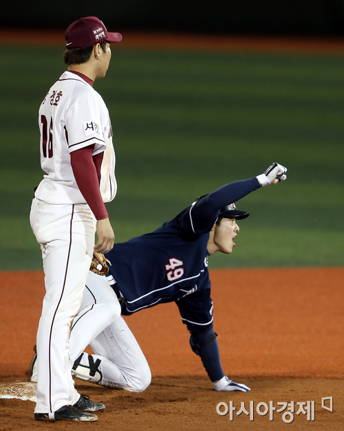 [포토] 주먹불끈 민병헌 '한 점 추가!'