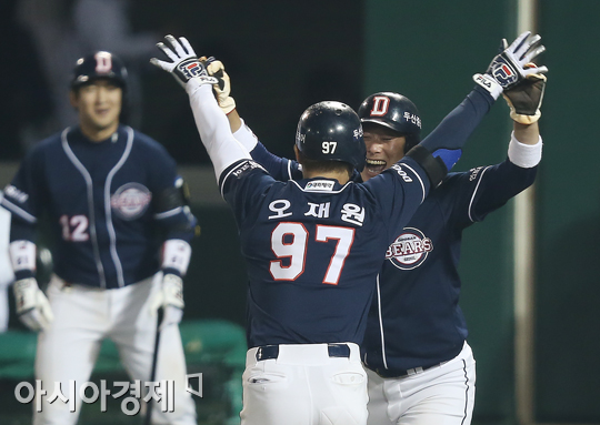 [포토] 오재원 '쓰리런 느낌 아니까~'