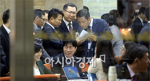 [포토]공무원들은 초 긴장