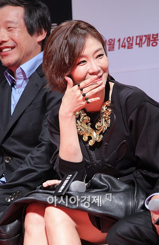 [포토]박효주, 손으로 가려도 돋보이는 미모