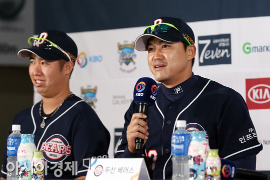 [포토] 홍성흔 '미라클 두산, 이제 시작이야'