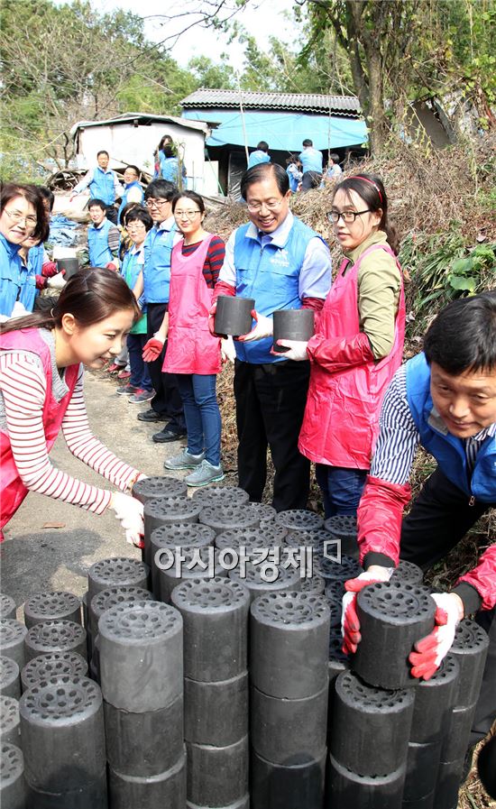 [포토]"사랑의 연탄 배달이요"~따뜻하게 겨울 보내세요
