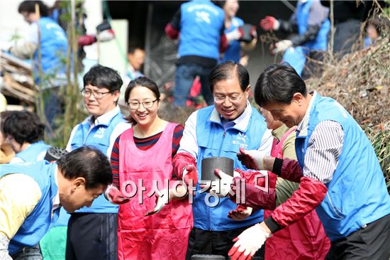 [포토]"사랑의 연탄 배달이요"~따뜻하게 겨울 보내세요
