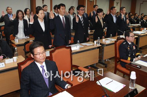 [포토]증인선서거부한 김용판 전 청장 