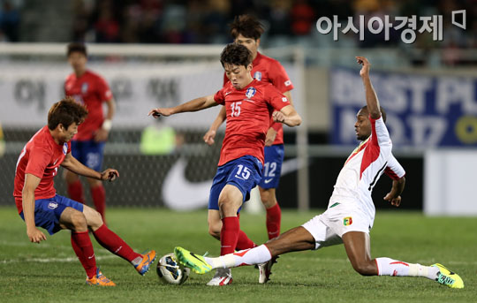 홍명보호(號) 미드필더 김보경(가운데)이 말리와의 친선경기에서 드리블 돌파를 시도하고 있다. [사진=정재훈 기자]