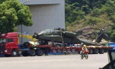 중국에서 트럭으로 운반되고 있는 아파치 닮은 헬기 