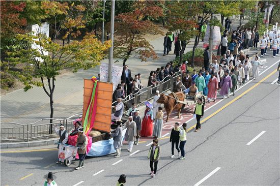 지난해 열린 새우젓축제 거리 퍼레이드 