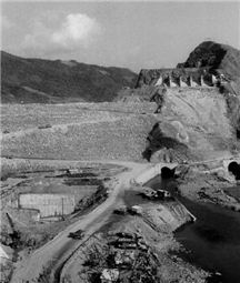 1967년 4월 첫 삽을 뜬 소양강댐 공사가 한창 진행 중이다. 소양강댐 공사에는 국내 최초로 덤프트럭, 진공다짐기, 굴착기 등 중장비가 선보이기도 했다.