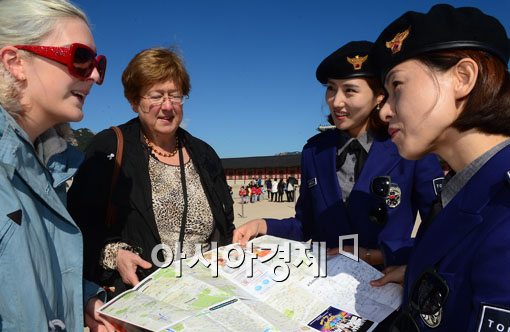[포토]친철한 관광경찰, 행복한 한국관광 