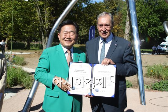 프랑스 롱스시에 조성된 순천만정원 기증서 전달
