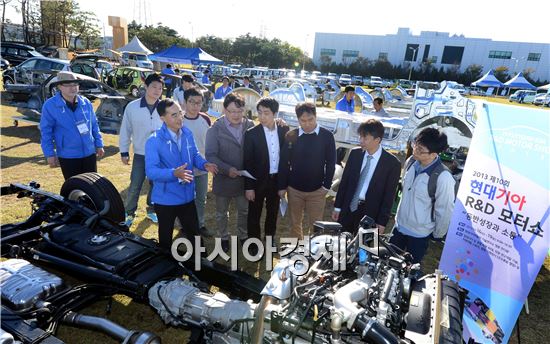 [르포]뜯어보고 만져보고…앙상한 차체 늘어선 이색 모터쇼 