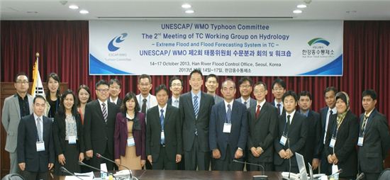 국토교통부가 14~17일 한강홍수통제소에서 제 2회 태풍위원회 수문분과 워크숍을 개최했다. 사진은 워크숍에 참석한 아시아 태평양 대표단이 기념촬영하는 모습이다.