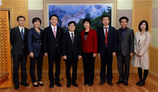 신원섭(왼쪽에서 4번째) 산림청장이 정부대전청사에서 제9차 한-중 산림협력회의를 위해 우리나라에 온 중국 국가임업국 대표단과 기념사진을 찍고 있다.

