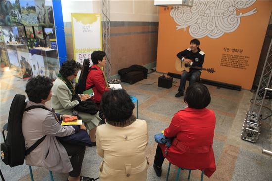 우리 주변에는 수많은 사람들이 음악이나 미술 등을 즐기며 산다. 굳이 프로가 되지 않더라도 문화생활을 통해 다욱 행복해질 수 있다. 골목 공연장에서 젊은 청년이 공연과 이야기를 들려주는 모습. 