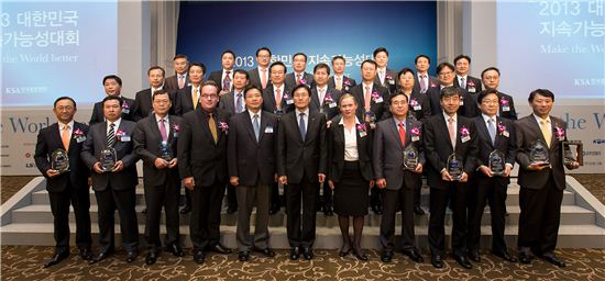 한국표준협회는 지난 16일 서울 리츠칼튼호텔에서 '2013 대한민국 지속가능성대회'를 개최하고 우수기업에 수상을 했다. 김창룡 한국표준협회장(앞줄 왼쪽부터 여섯번째)이 수상자들과 기념사진을 촬영하고 있다.