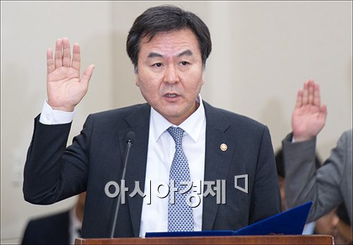 [포토]증인선서하는 신제윤 금융위원장