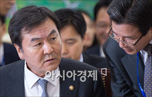 [포토]보고 받는 신제윤 금융위원장