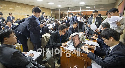 [포토]국감 준비에 바쁜 공무원들