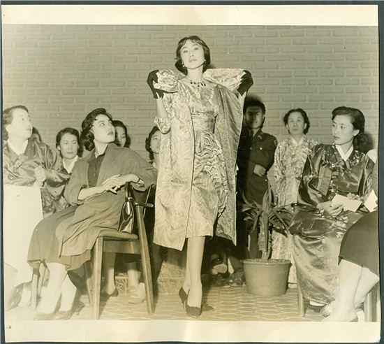 1950년대 국내 최초 패션쇼를 열었던 노라노. 당시 열렸던 패션쇼의 한 장면.